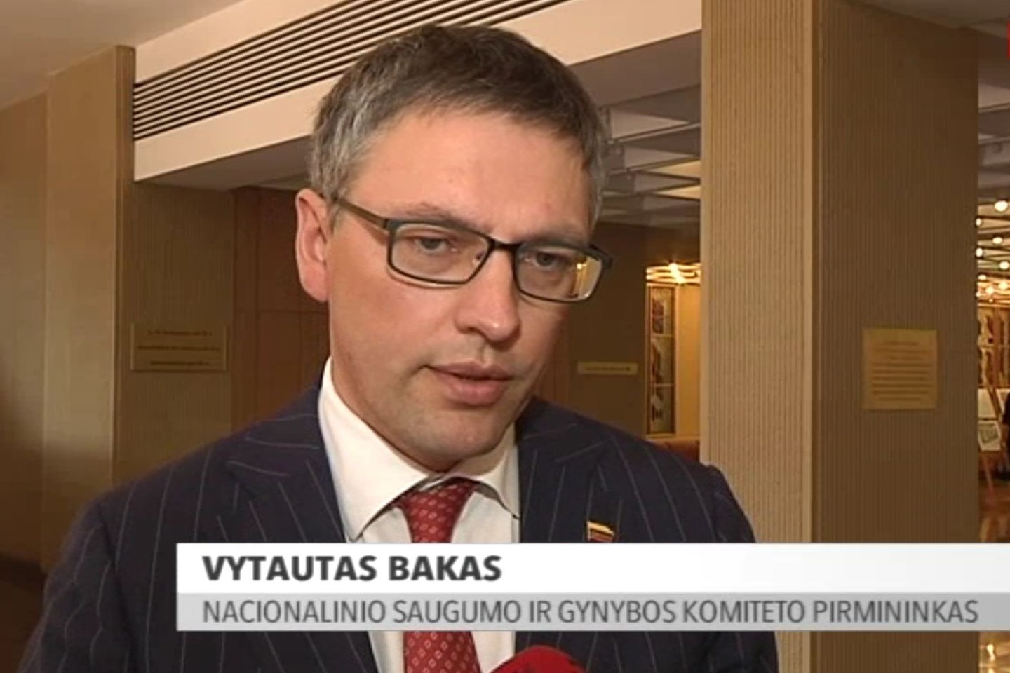 V.Bakas pažymėjo, kad ir anksčiau būta atvejų, kai leidimas gyventi Lietuvoje suteikiamas pavojingiems asmenims.<br>Stop kadras