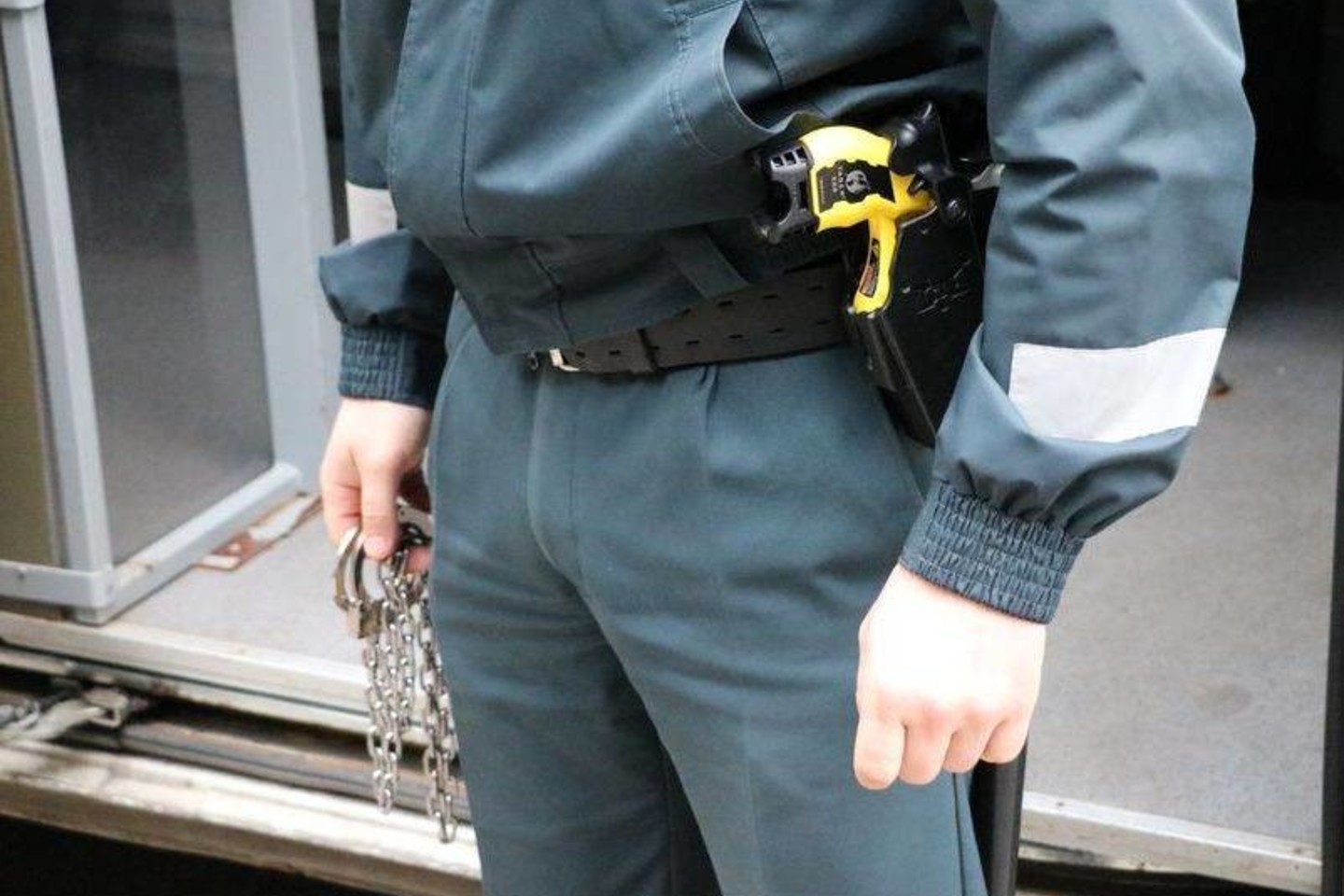 Pavojingi nusikaltėliai į teismą atvežami specialiu mikroautobusu. Pareigūnai apsiginklavę ne tik ginklais, bet ir elektroimpulsiniais prietaisais.<br>Kauno policijos nuotr.