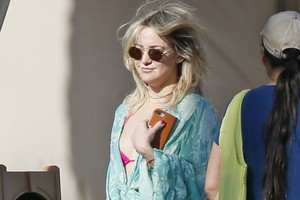 Aktorė Kate Hudson pristatė spalvingą atostogų stiliuką