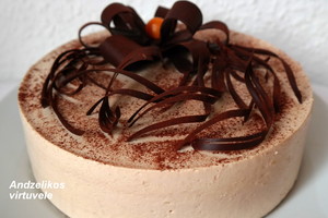 Riešutų ir kapučino tortą gyrė ir šeima, ir kaimynai