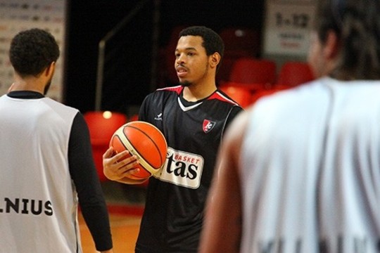 „Lietuvos ryto“ krepšininką pribloškė gimtadienio staigmena aikštelėje