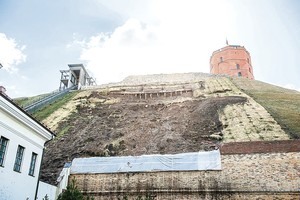 Kas kaltas, kad griūva Gedimino kalnas, ir kaip įmanoma šį procesą sustabdyti?
