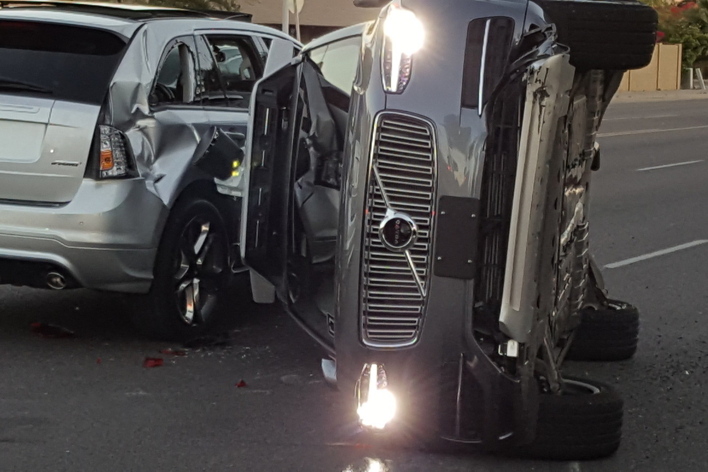 Po to, kai kovo 24 d. Arizonoje, Tempės mieste, kompiuteriu valdomas „Uber“ bepilotis automobilis „Volvo XC90“ pateko į rimtą avariją, kompanija paskelbė pristabdanti tokių automobilių bandymus.<br>FRESCO NEWS/Mark Beach/Scanpix