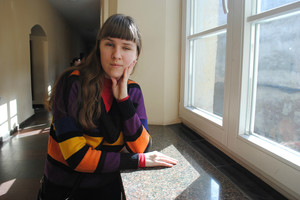 Akla mergina sunkumų nebijo