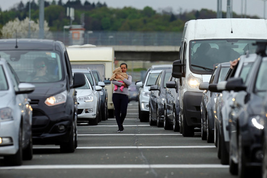 Dėl pabėgėlių sugriežtinta patikra pasienyje sukėlė chaosą Kroatijoje ir Slovėnijoje