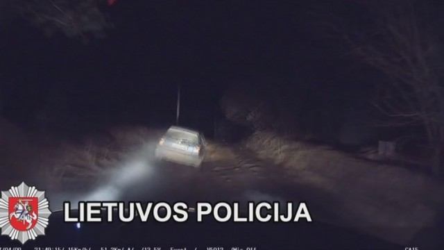 Policija Pušaloto kaime sulaikė pasprukti sugalvojusį „VW Golf“ automobilį