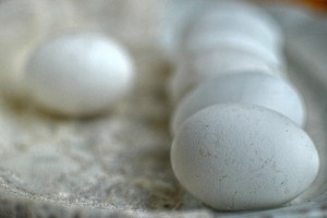 Paprastos, bet ne visiems žinomos gudrybės, kaip virti kiaušinius