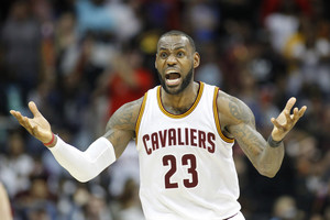 LeBronas Jamesas įsiutęs – po antausio peikė NBA teisėjus