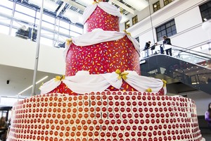 Gimtadienyje buvo siekiama rekordo – svečiams išdalinta 10 tūkst. keksiukų