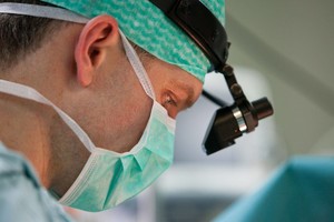 Pasiūlęs sumažinti krūtis britei, lietuvis plastikos chirurgas liko nesuprastas