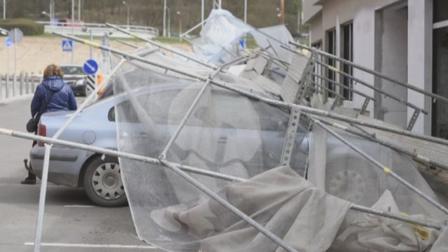 Vilniuje ant automobilių užgriuvo statybiniai pastoliai