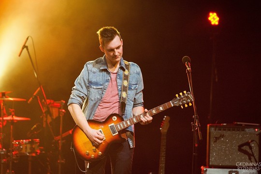 Pamatykite: Donato Montvydo gitaristas Juozas Martin debiutuoja klipu „Neša tolyn“