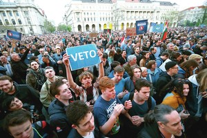 Vengrijos prezidentas nepaisydamas kritikos pasirašė itin prieštaringą įstatymą