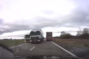 Policija pasidalino vaizdo įrašu su pavojų keliančiu vilkiko manevru