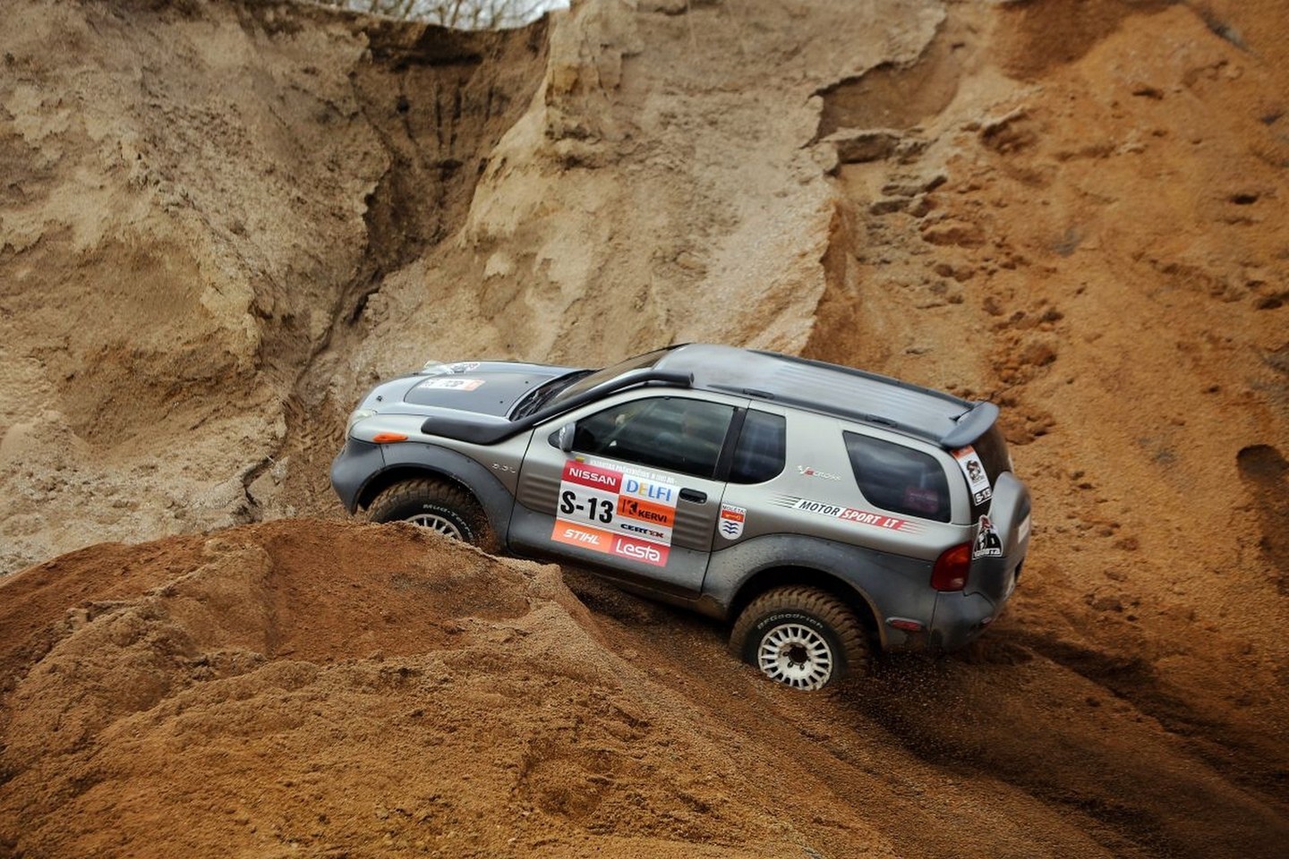 Prieš leisdami treniruotis bekelės entuziastams varžybų organizatoriai trasoje darbavosi pjūklais ir kirviais.<br>Giedriaus Matulaičio nuotr.