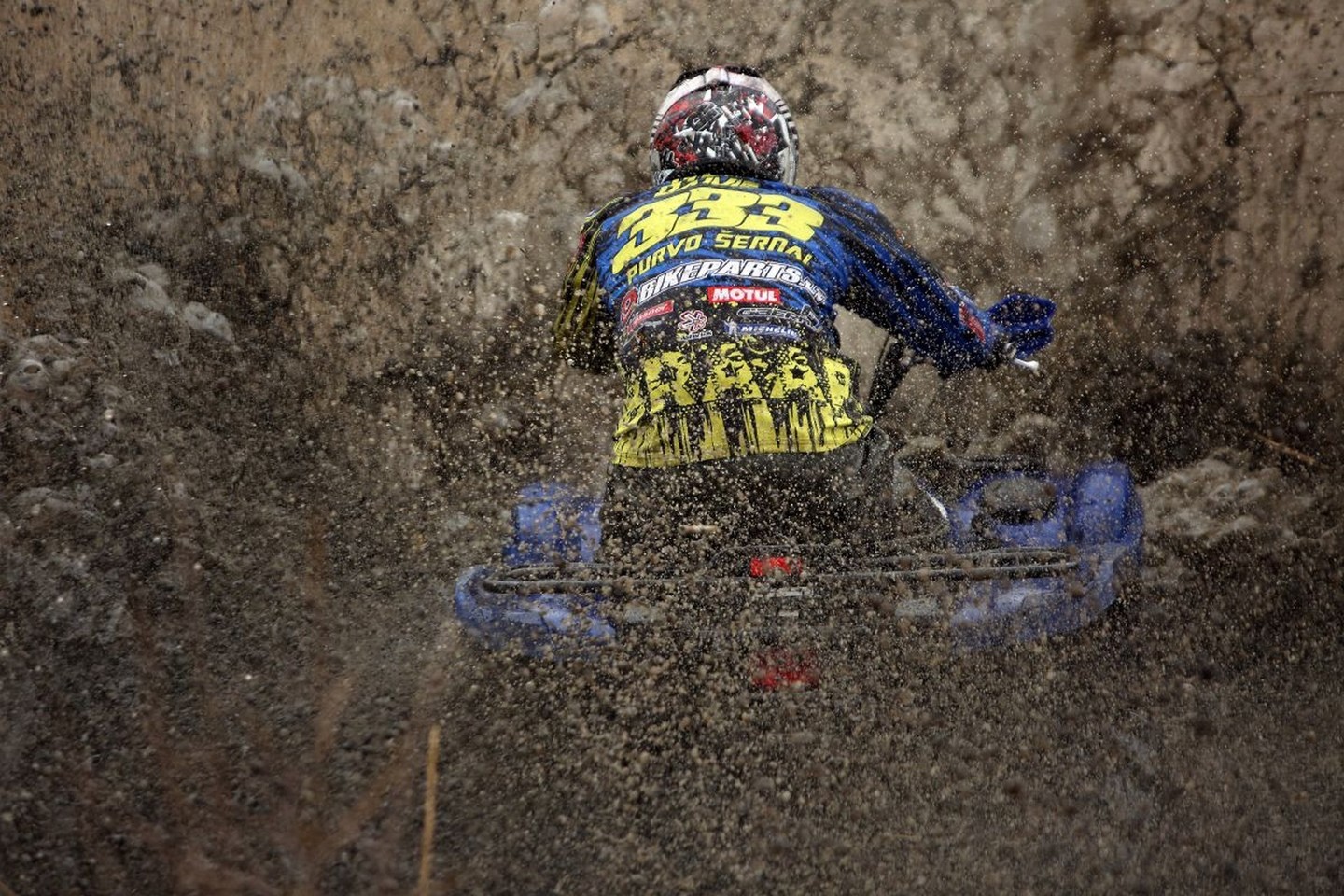 Prieš leisdami treniruotis bekelės entuziastams varžybų organizatoriai trasoje darbavosi pjūklais ir kirviais.<br>Giedriaus Matulaičio nuotr.