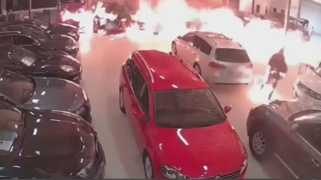 Kurioziška situacija – brangių automobilių padegėjas nusvilo ir pats