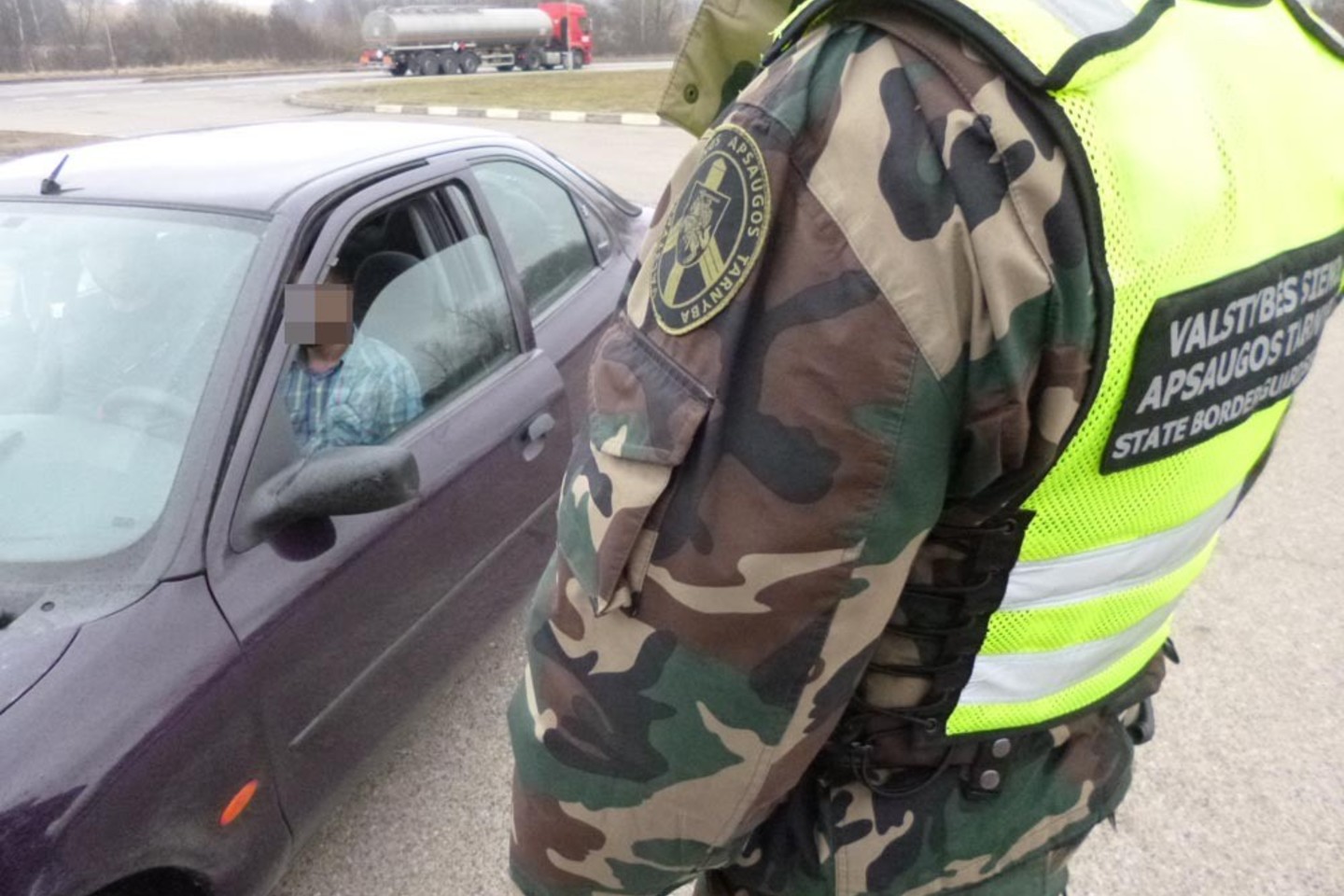 Latvijos pilietis į Vakarų Europą nelegaliai gabeno du sirus.<br>Valstybės sienos apsaugos tarnybos nuotr.