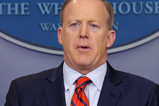 Dėl komentarų apie Adolfą Hitlerį raginamas trauktis Baltųjų rūmų atstovas