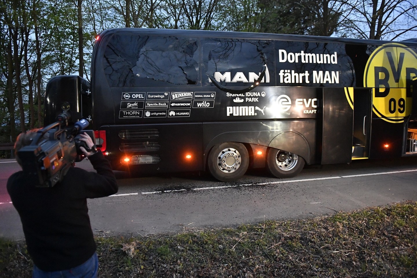 Po sprogimų šalia „Borussia“ autobuso antradienį buvo nutrauktos rungtynės.<br>AP nuotr.