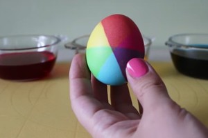 Taip nudažyti margučius visai paprasta. Tereikės 3 spalvų dažų