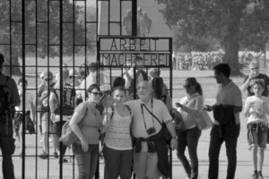 Paradoksali nacių mirties fabrikų dabartis – asmenukės prie krematoriumų