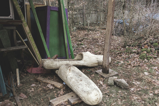 Per Kaziuko mugę išdrožtas klumpes nudrėbė į patvorį