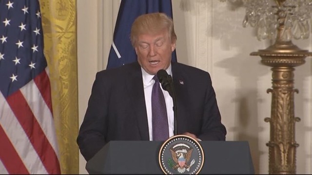Donaldas Trumpas perisigalvojo ir pareiškė, kad NATO yra pasaulinis saugumo garantas