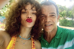 Dainininkė Rihanna atvėrė širdį apie alkoholio liūne skendusį tėvą