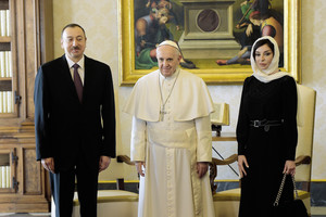 Pirmoji Azerbaidžano ponia stebina plastinėmis operacijomis ir provokuojančiais drabužiais