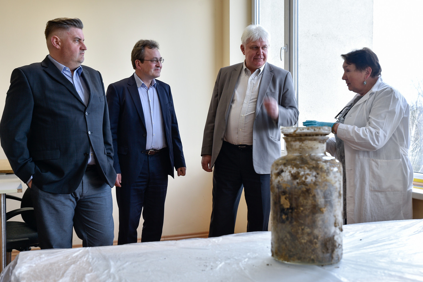 Marijampolėje surastas didžiulis stiklinis indas su senais dokumentais buvo atidarytas Lietuvos centriniame valstybės archyve Vilniuje.<br>V.Ščiavinsko nuotr.