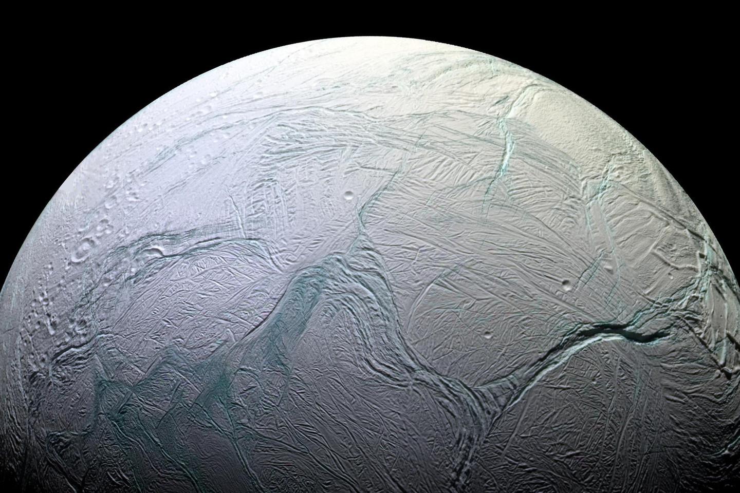 Enceladas – mažas, bet aktyvus Saturno palydovas.<br>NASA nuotr.