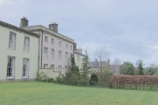 Britanijoje šeima nusprendė pralošti savo namą loterijoje