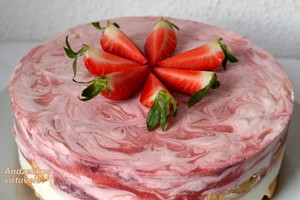 Varškės ir braškių tortas: gaivu, lengva ir nereikia kepti