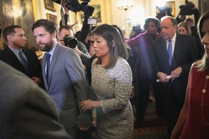 Iš „United Airlines“ lėktuvo prievarta ištemptas keleivis ketina pateikti ieškinį