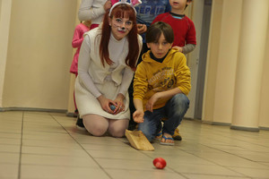 Pabėgėliai Rukloje darėsi asmenukes su margučiais ir stebėjosi tradicijomis