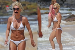 Britney Spears paplūdimyje pademonstravo ištreniruotą kūną