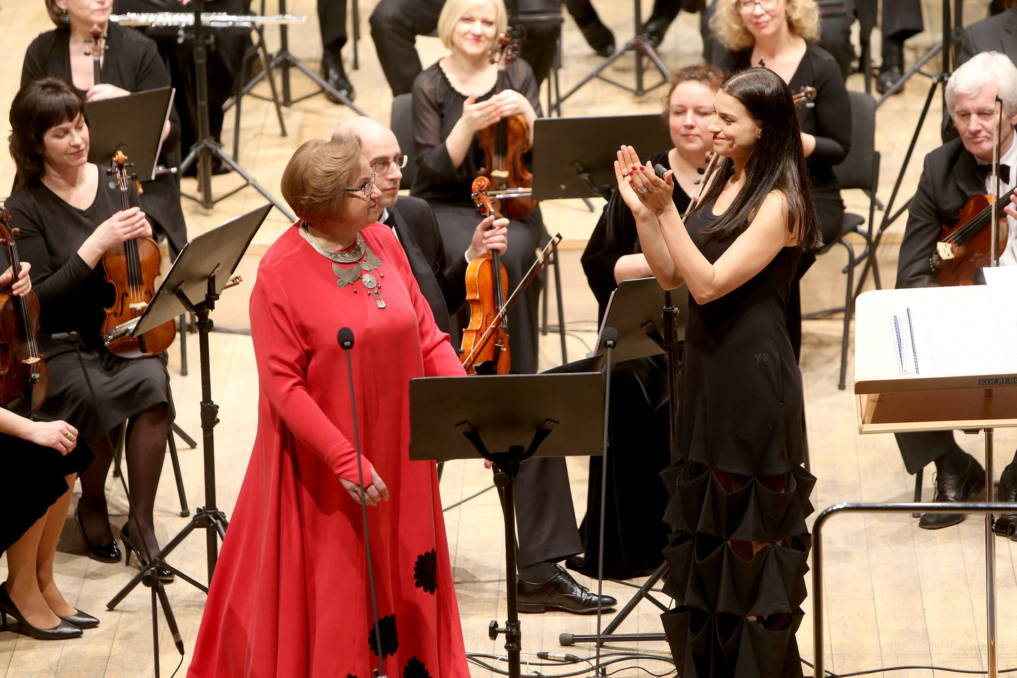 I.Milkevičiūtės jubiliejinio koncerto akimirka: primadoną į sceną atlydėjo dukra A.Grigorian.<br>R.Danisevičiaus nuotr.