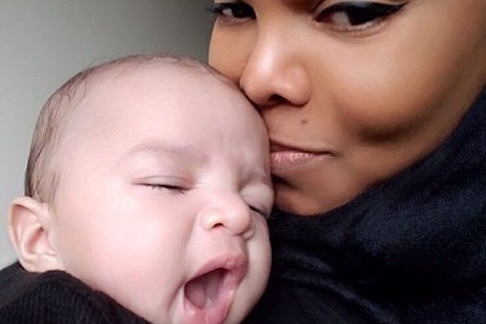 50-metės dainininkės Janet Jackson miela kūdikio mimika užbūrė pasaulį