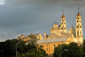 Dar vienoje Vilniaus kalvoje – milžiniška duobė, gal ims griūti ir Misionierių bažnyčia?