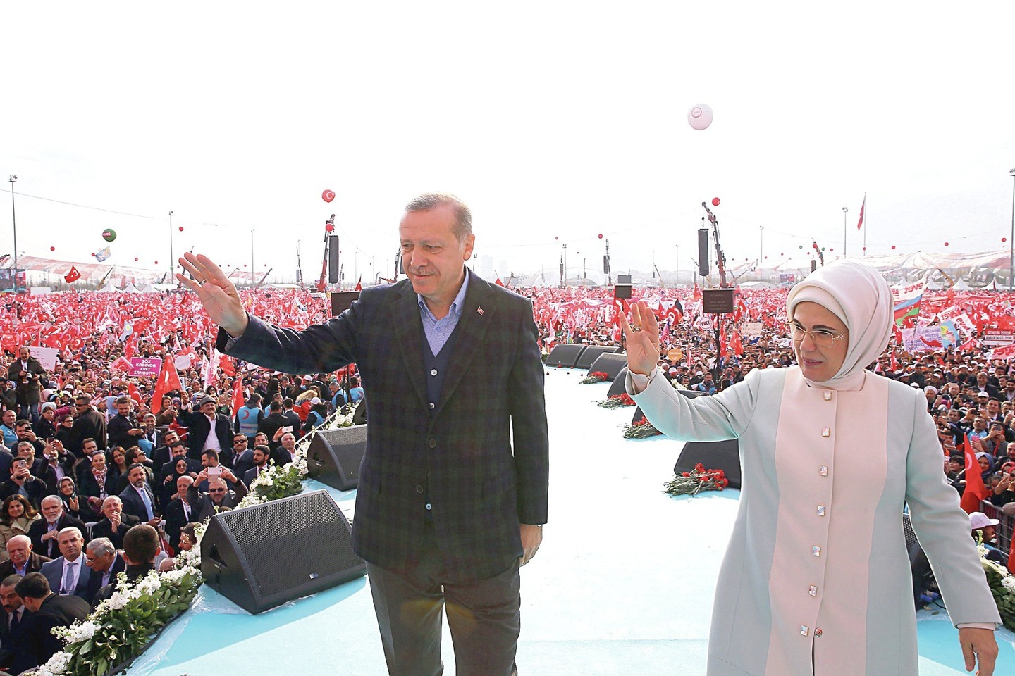 R.T.Erdoganą palaikantys turkai įsitikinę, kad šaliai reikalingas stiprus lyderis, galintis duoti atkirtį kritikams.<br>AFP/“Scanpix“ nuotr.