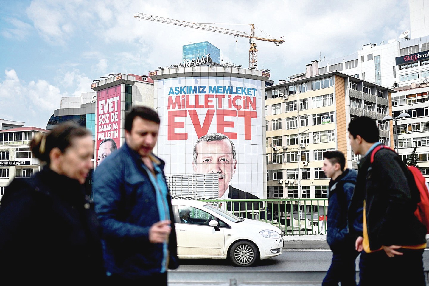 Turkijos miestuose jau kurį laiką kabo apie šį sekmadienį įvyksiantį referendumą pranešantys plakatai.<br>AFP/“Scanpix“ nuotr.