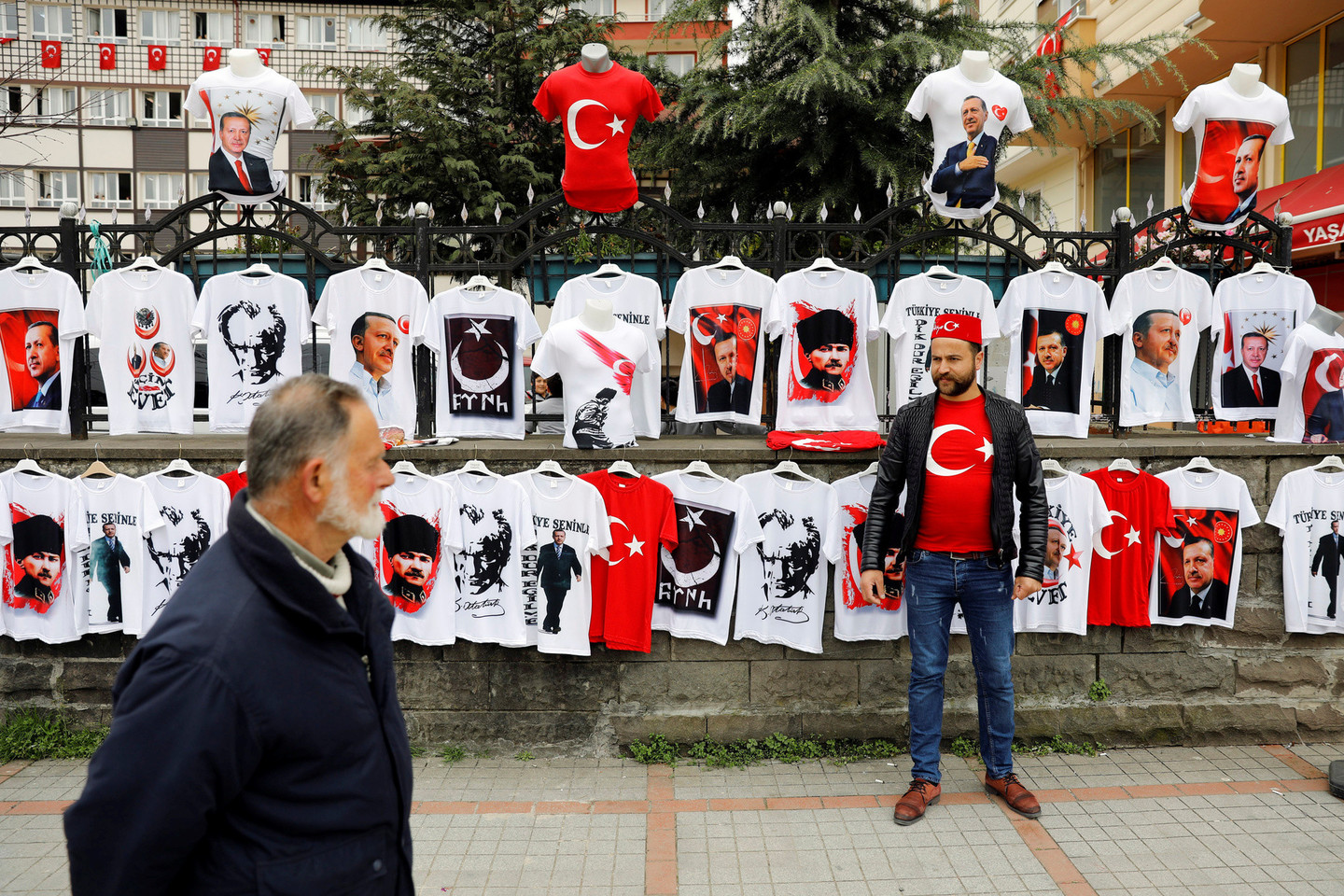Referendumui ruošiamasi intensyviai – ypač viliojami turkai nacionalistai, kurių balsai bus svarbūs.<br>AFP/“Scanpix“ nuotr.