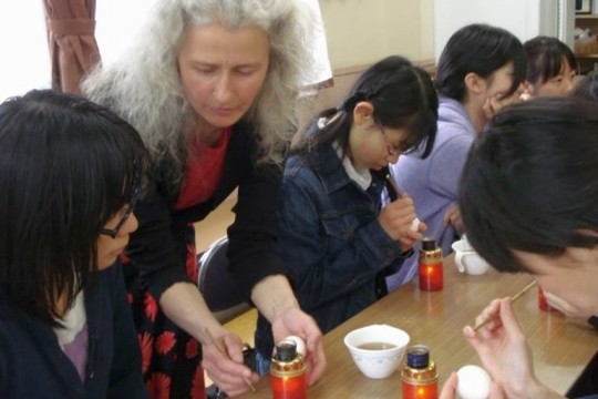 Tautodailininkė kiaušinių marginimo paslapčių mokė net japonus