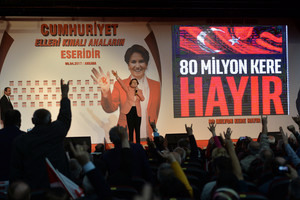 Turkai balsuoja istoriniame referendume