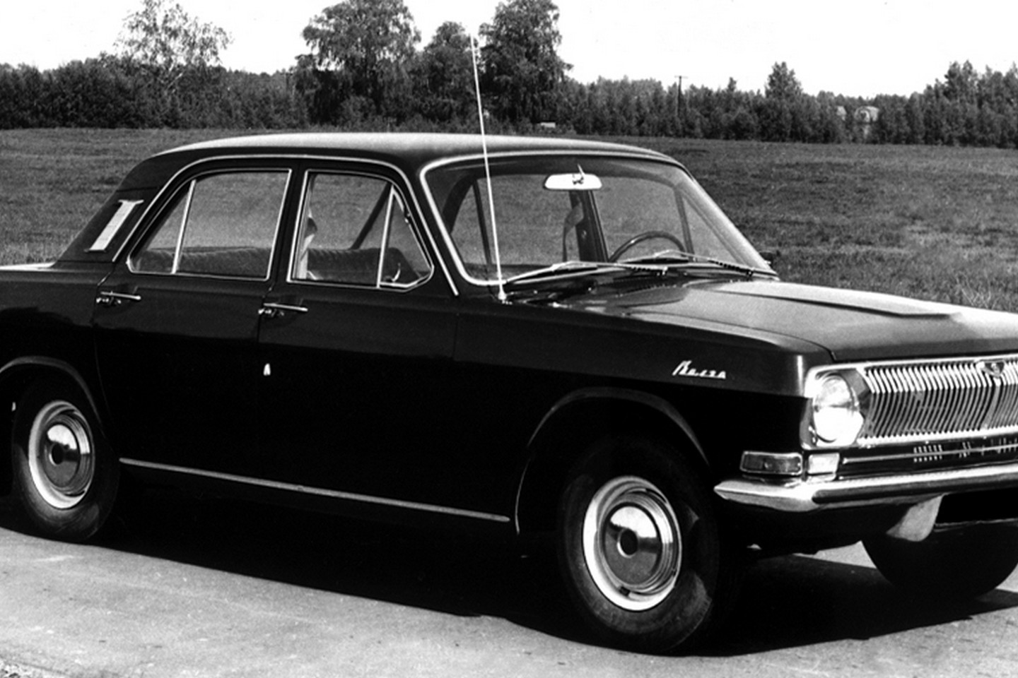 KGB pareigūnams paruoštas automobilis turėjo galingesnį V8 tipo variklį.<br>Gamintojo nuotr.