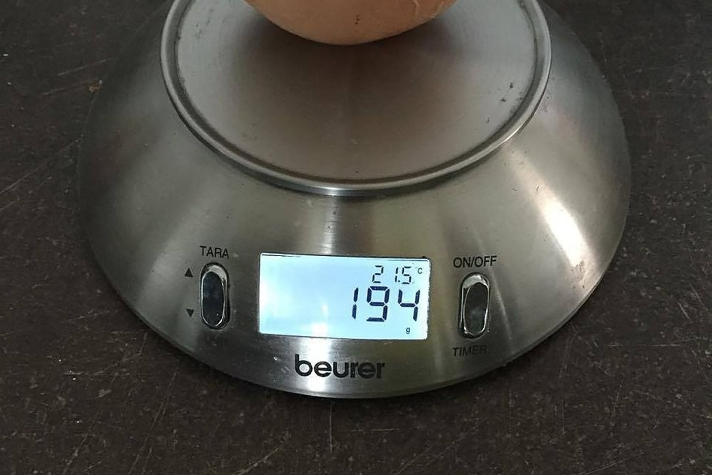 Pernai gegužę dreverniškės Ritos višta padėjo net 194 gramus svėrusį vištos kiaušinį, kuris, palyginti su kitais, atrodė tikras milžinas.<br>Asmeninio archyvo nuotr.