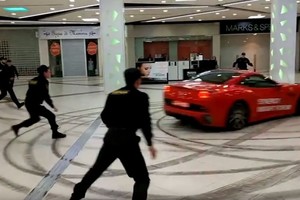 Garsus Rusijos politikas po prekybos centrą lakstė su „Ferrari“ ir turi pasiteisinimą