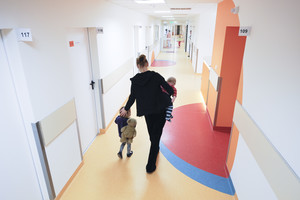 Emigrantė su kūdikiu ant rankų iš ligoninės priėmimo grįžo įskaudinta