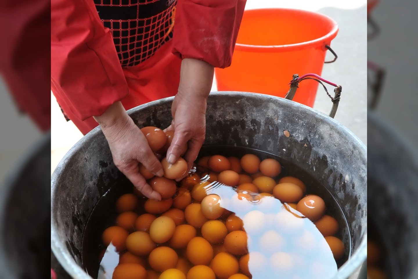 Kiaušiniai pirmiausia išmirkomi šlapime.<br>ViDA Press nuotr.